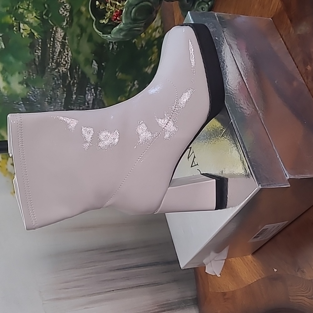 New in box! Camssoo Womens 7.5 square toe platform chunky white leather boots